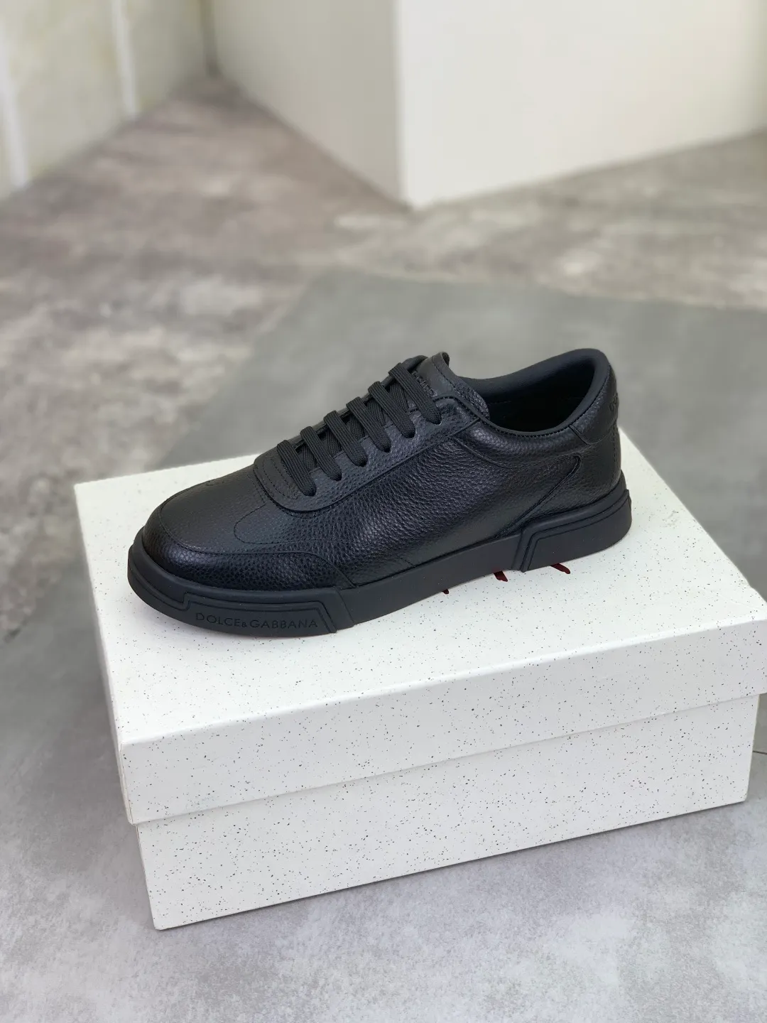 Men's shoes 💰P520 new model (DG-Dolce & Gabbana) latest popular 🔥🔥casual shoes, with brand signature details on the tongue, imported first-layer pebbled cowhide fabric, fashionable and versatile, can add luster to various looks. Create an exquisite design with unique dynamic vitality and modern atmosphere, showing modern elegance. Size: 38-44 (45 46 customized) Color: 4️⃣ colors available